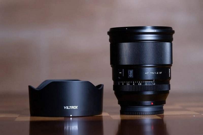 Viltrox 75mm F 1.2 Pro trang bị lens hood hình hoa sen