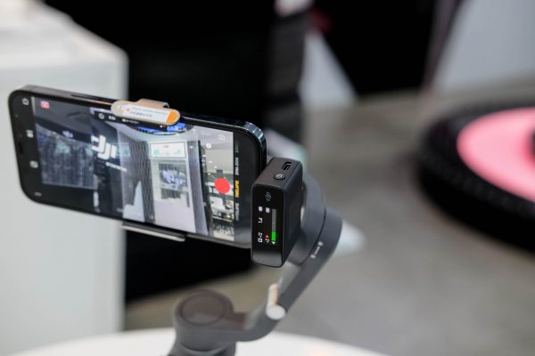DJI Osmo Mobile 6 kết hợp cùng DJI Mic nâng cao chất lượng âm thanh