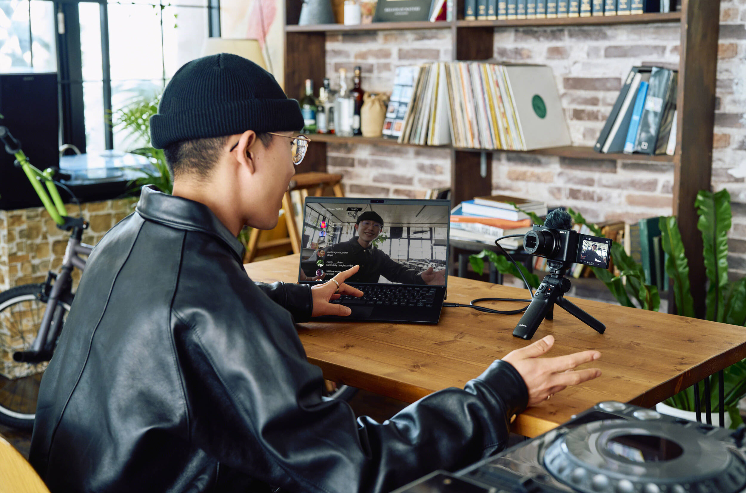 Camera còn có thể trở thành công cụ live stream thông qua kết nối cáp USB