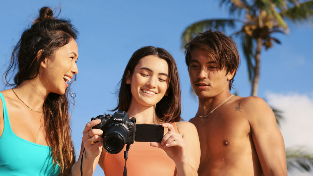 Canon R10 tích hợp màn hình LCD xoay lật linh hoạt