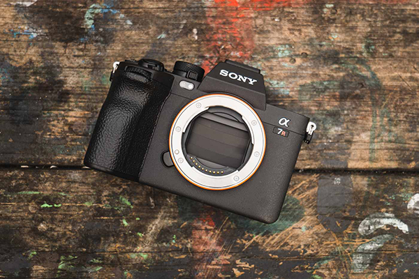 Sony A7R V sở hữu kính ngắm OLED