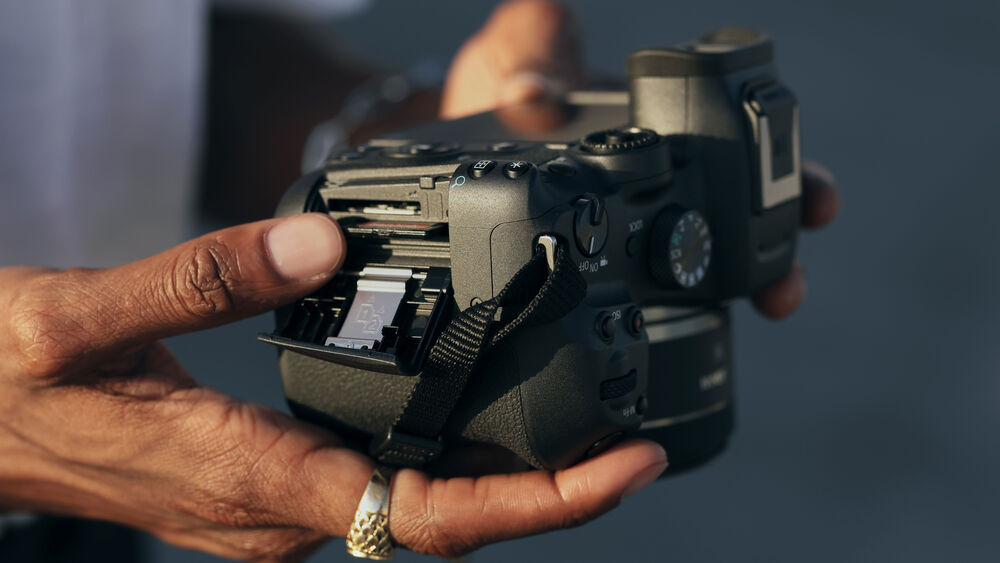 Canon EOS R7 hỗ trợ kết nối không dây và có dây