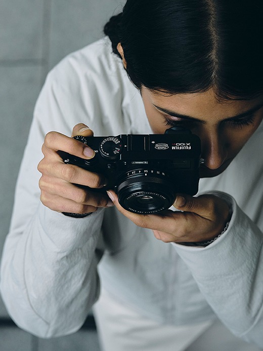 Fujifilm đã tích hợp cả hai loại kính ngắm quang học và điện tử đều được tích hợp vào Kính ngắm lai nâng cao độc đáo (Advanced Hybrid Viewfinder)