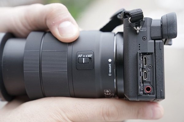 Cổng kết nối trên máy ảnh Sony A6400