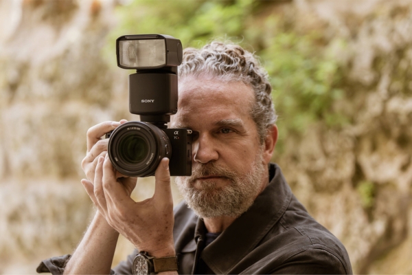 Sony Alpha 7CR thiết kế gọn, nhẹ, dễ dàng cầm đi