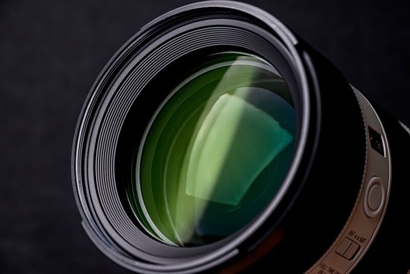 Sony FE 50-150mm F2 GM được cấu tạo bởi 19 thành phần trong 17 nhóm