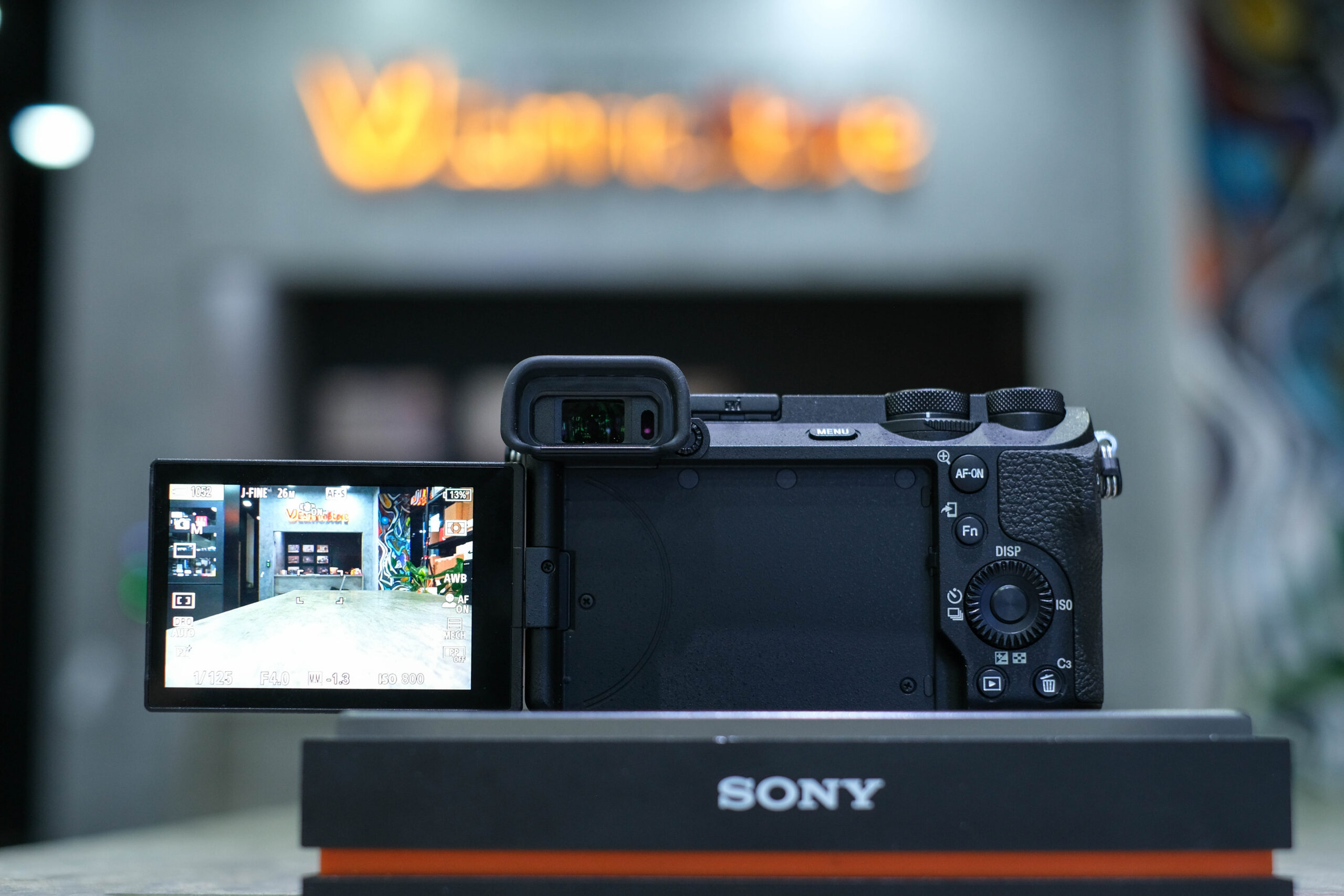 Màn hình sony a 6700 đa góc, linh hoạt để ghi hình