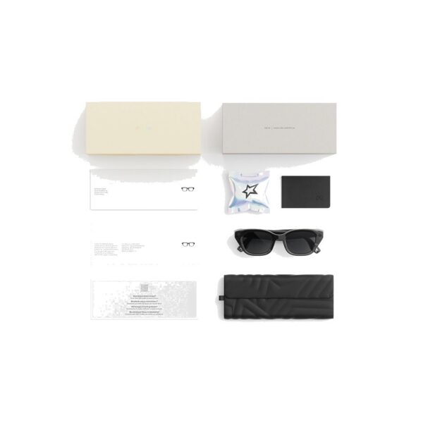 Hộp sản phẩm Meta Glasses LISA Edition: kính, hộp sạc gập, charm thú cưng, khăn lau và sách hướng dẫn