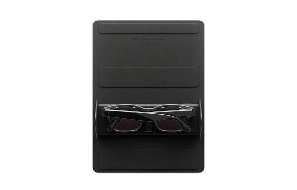 Hộp sạc gập của Meta Glasses LISA Edition