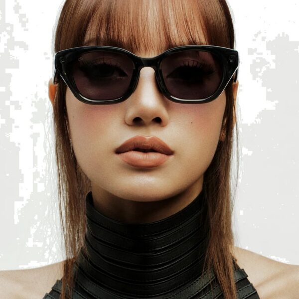 Lisa (BLACKPINK) đeo Kính thông minh Meta Glasses Capri LISA Edition