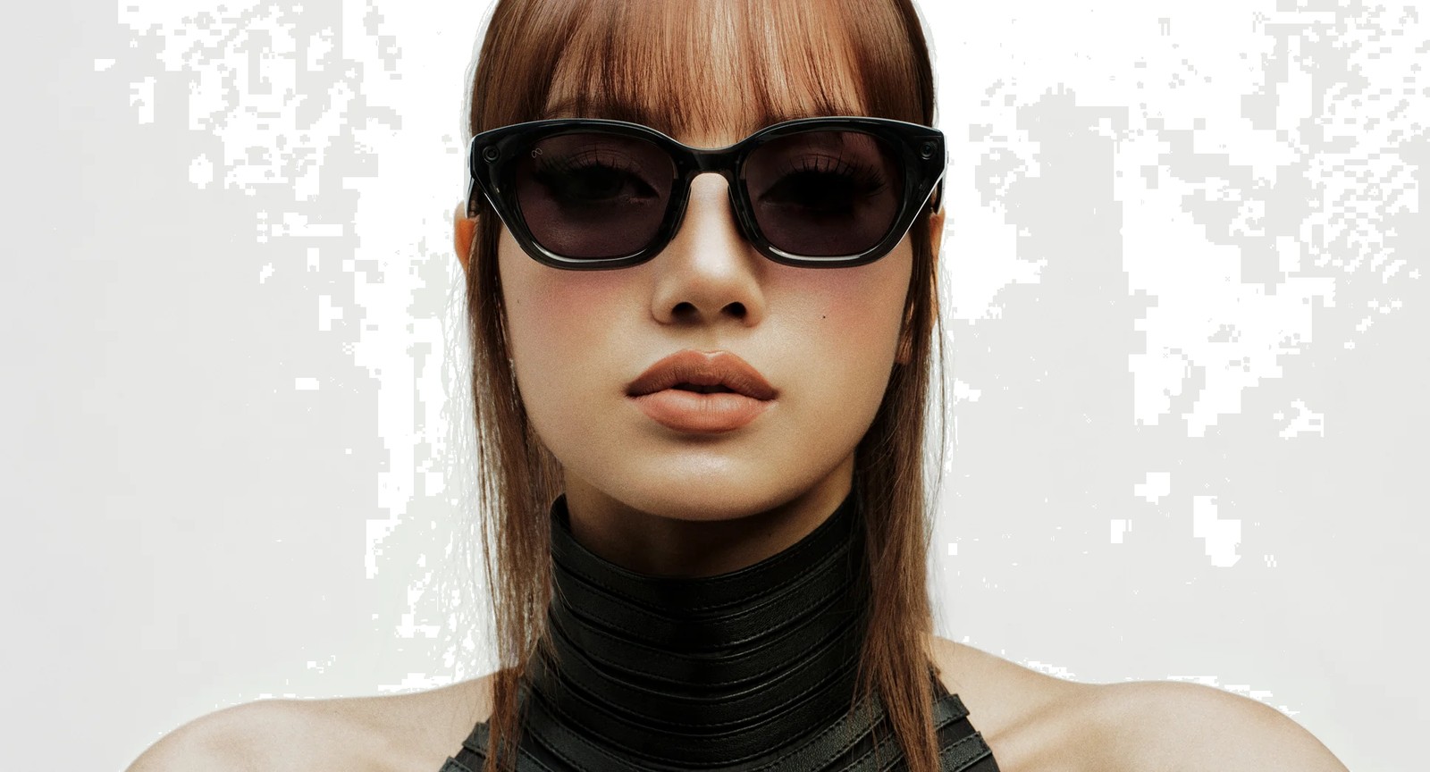 Lisa (BLACKPINK) đeo Kính thông minh Meta Glasses Capri LISA Edition