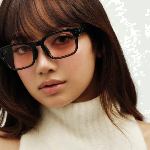 Lisa (BLACKPINK) đeo Kính thông minh Meta Glasses Adventurer LISA Edition