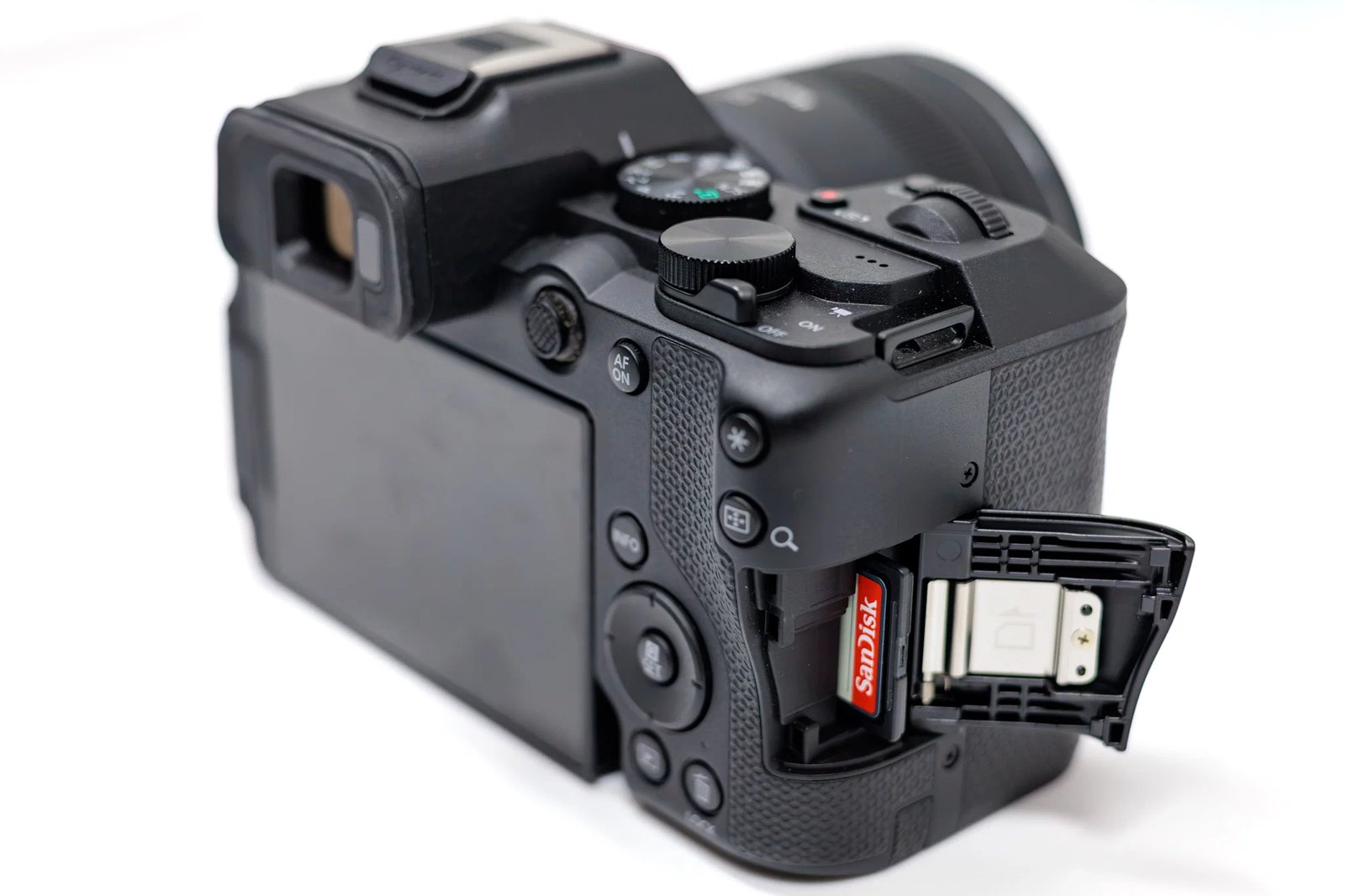 Canon EOS R8 Mark II mặt sau và khe thẻ nhớ