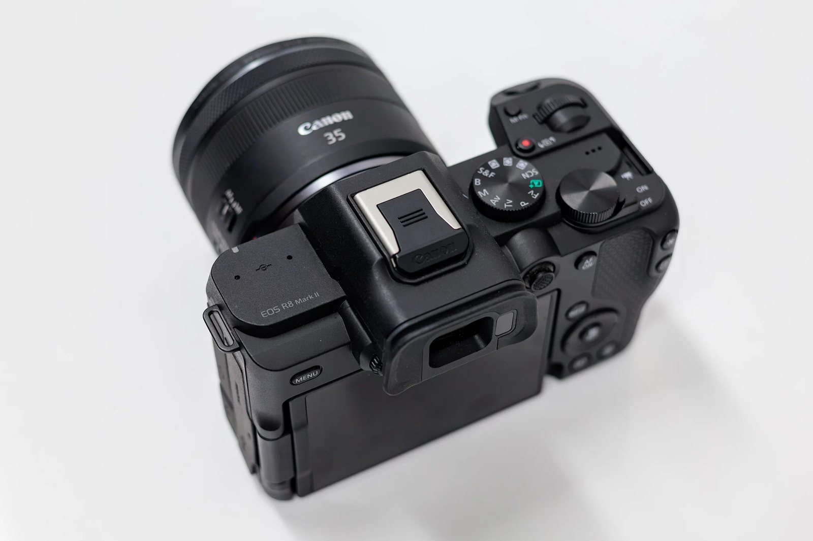 Canon EOS R8 Mark II nhìn ngang